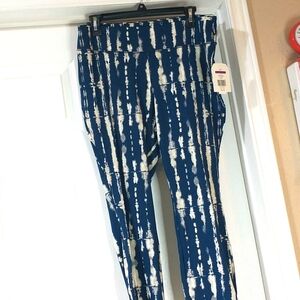 NWT blue & white, boho. Waist 26" flat, length - 23", rise - 10 1/2".